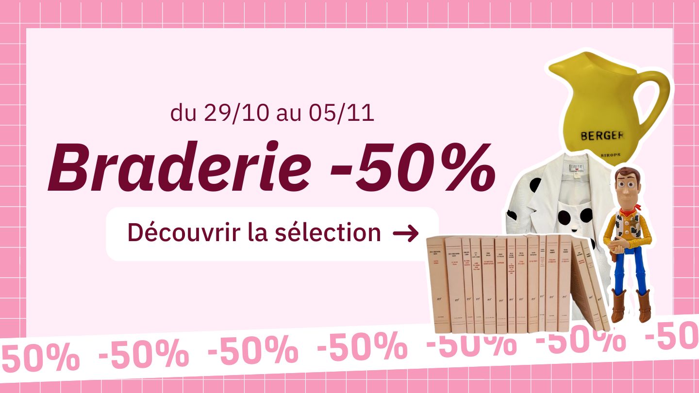 Image promotionnelle sur fond rose quadrillé annonçant une braderie à -50% du 29/10 au 05/11. Le texte principal est en bordeaux. À droite de l'image se trouvent divers objets : un pichet jaune marqué 'Berger', un vase blanc avec des pois noirs, une figurine de cowboy et une série de livres beiges alignés. Le texte '-50%' est répété en bas de l'image.