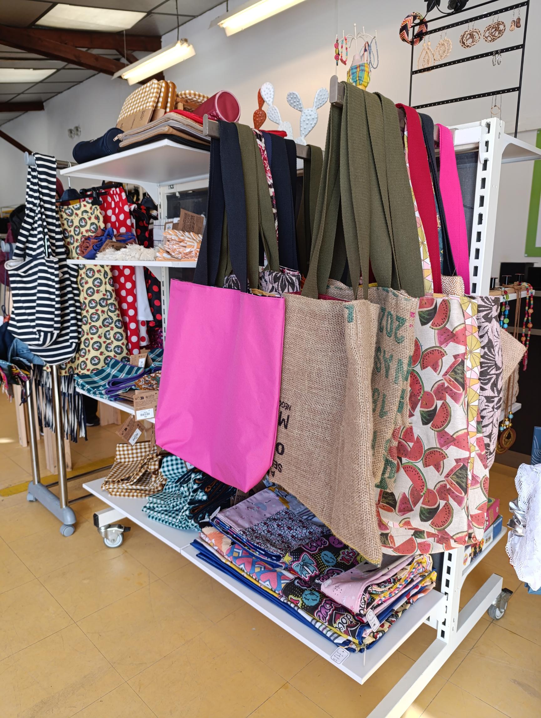 Créations couture conçues à partir de matériaux issus de l'économie circulaire Portant de notre boutique sur lequelle se trouvent des sacs et accessoires