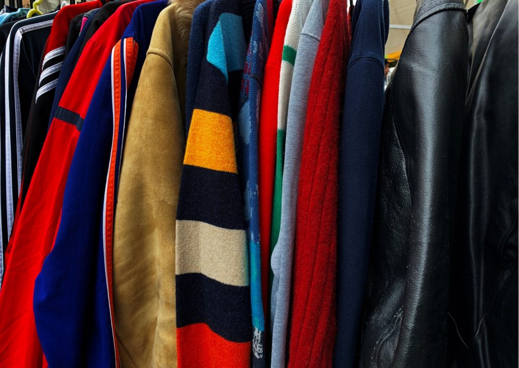 Vide dressing Des vêtements d'occasion sur des cintres
