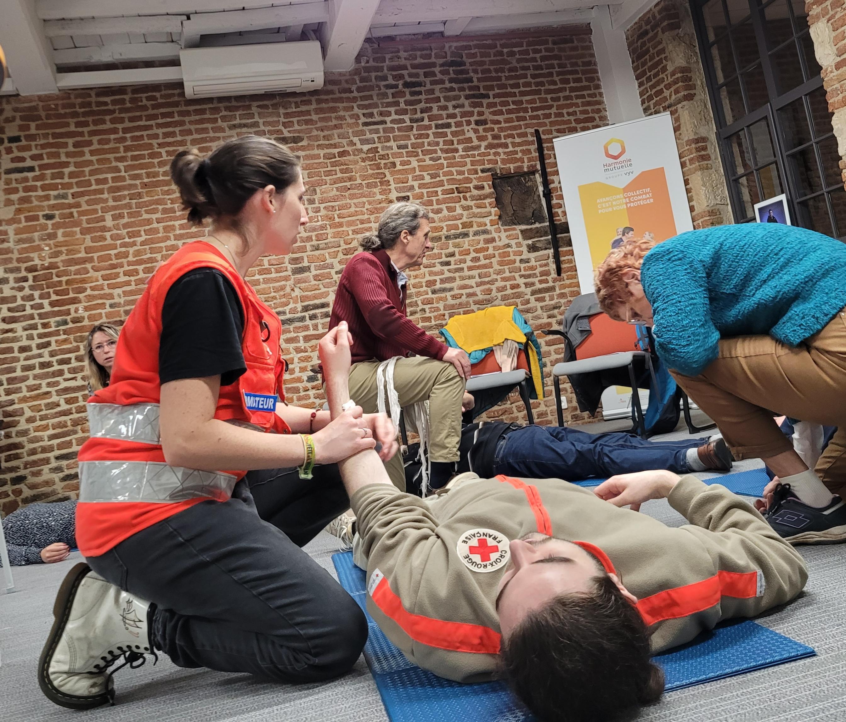 Atelier premiers secours un formateur de premier secours explique les gestes pour sauver une vie