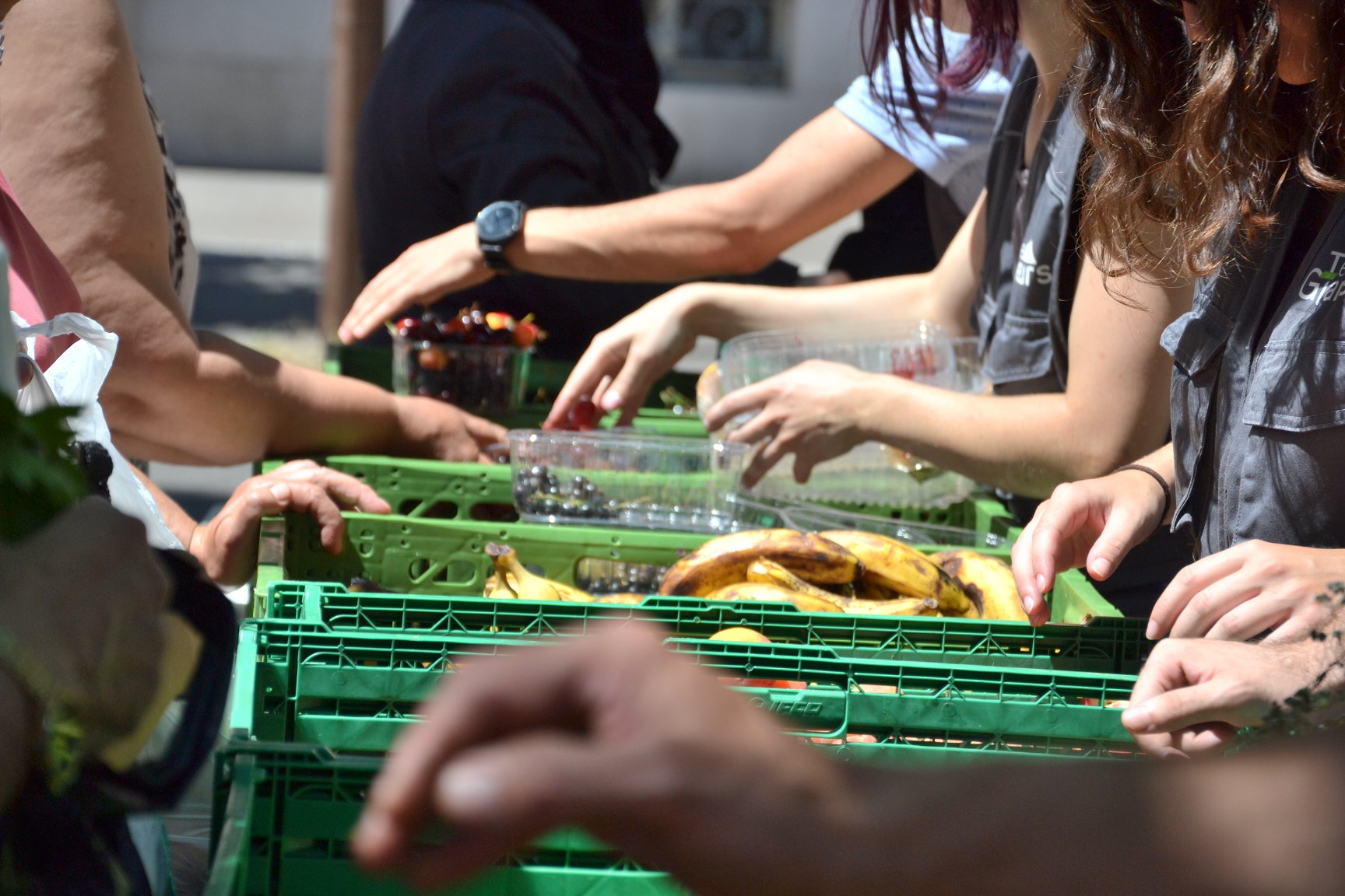Glanage urbain et redistribution gratuite des invendus du marché de la Marne à Strasbourg Glanage urbain et redistribution gratuite des invendus du marché de la Marne à Strasbourg