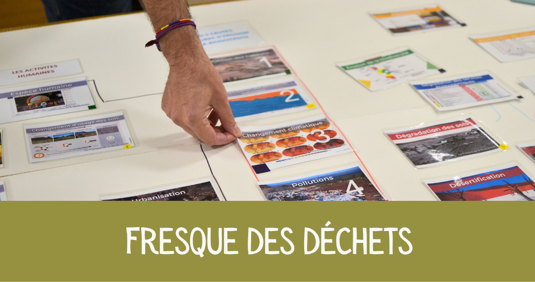 Main positionnant l'une des cartes du jeu 