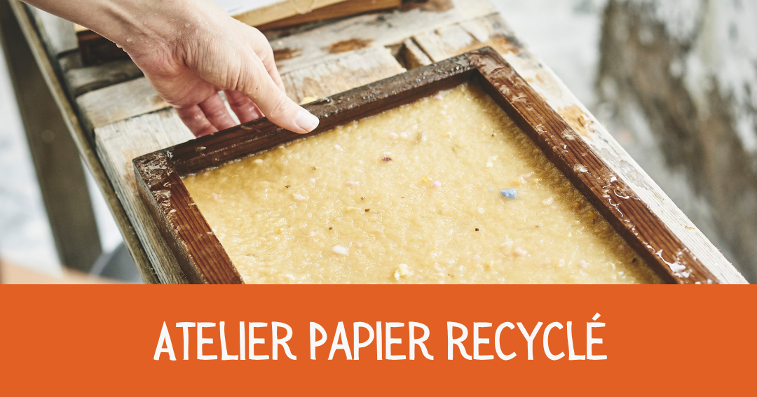 Fabrication du papier recyclé Personne en train de faire du papier recyclé avec un cadre en bois