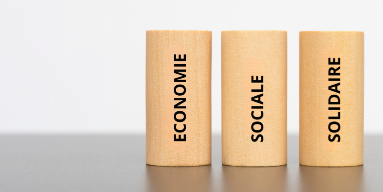 3 classeurs avec les écritures Economie / Sociale / Solidaire