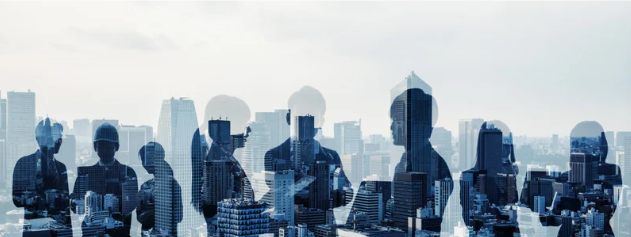 Groupe de personnes sur fonds d'immeuble