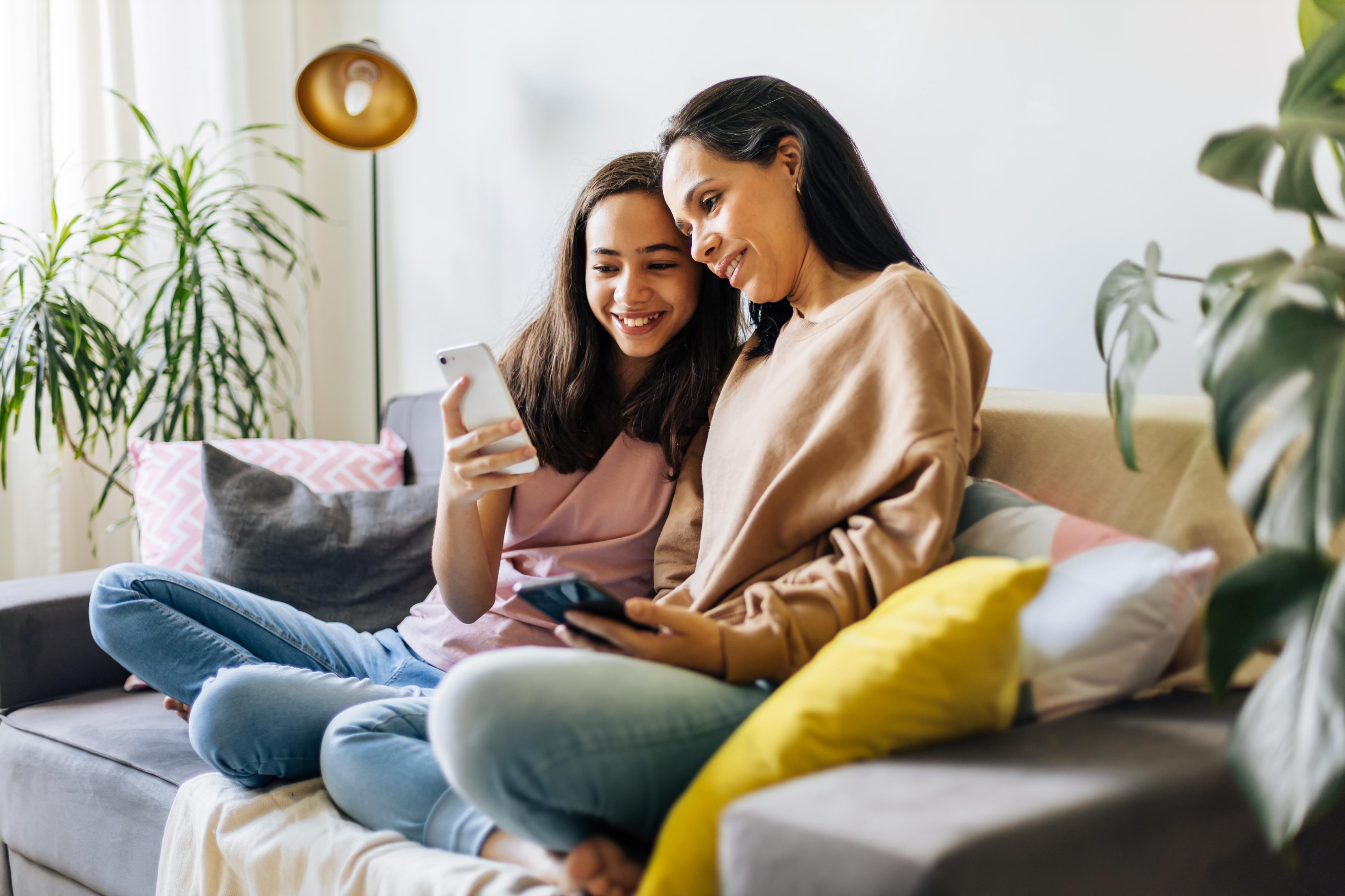Mère et filles consultant un écran