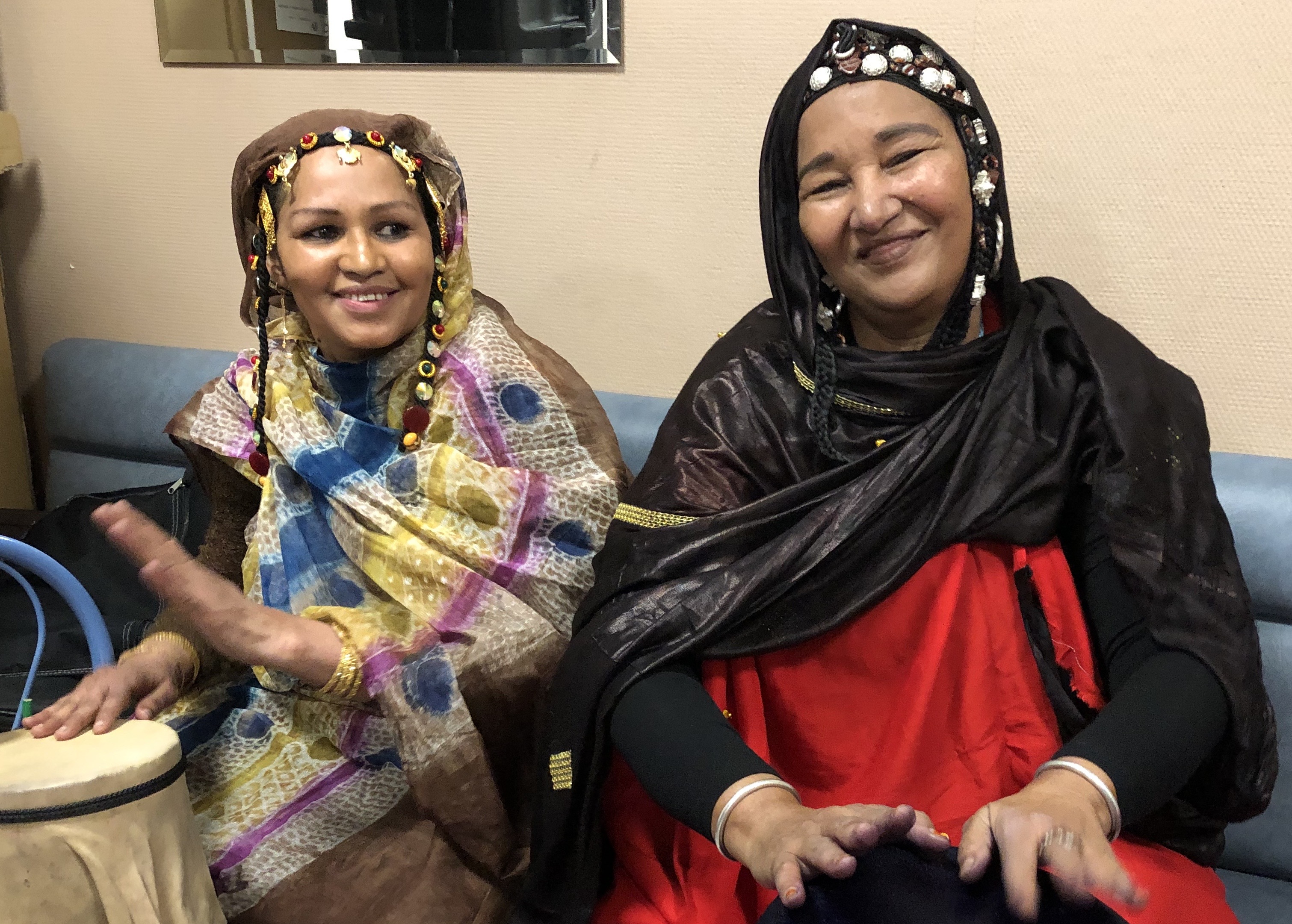 Fadimata Walet Oumar, à droite sur la photo, crée TARTIT en 1995 