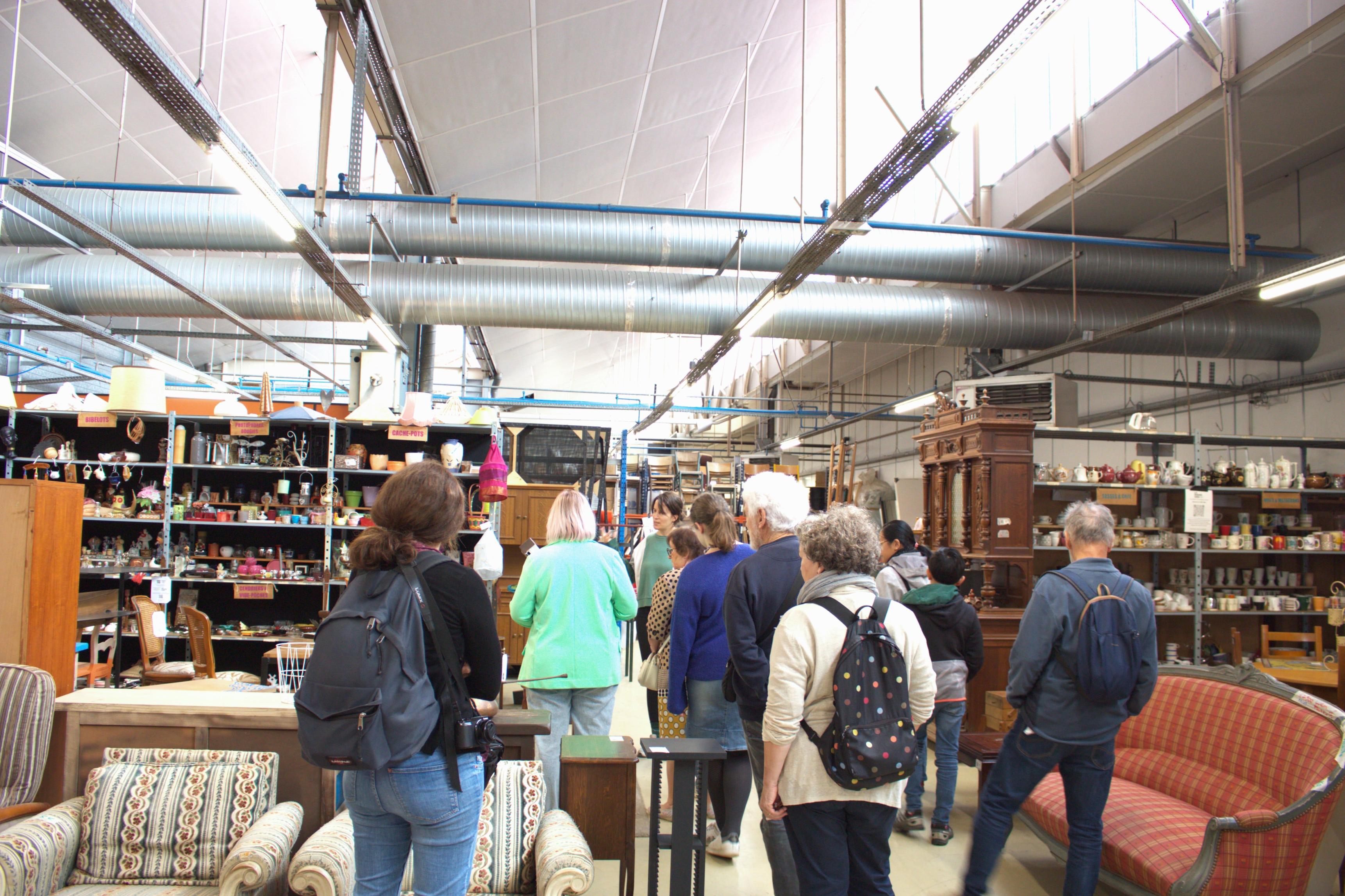 Visiteurs en train de découvrir les espaces de la Recyclerie Créative et de la matériothèque