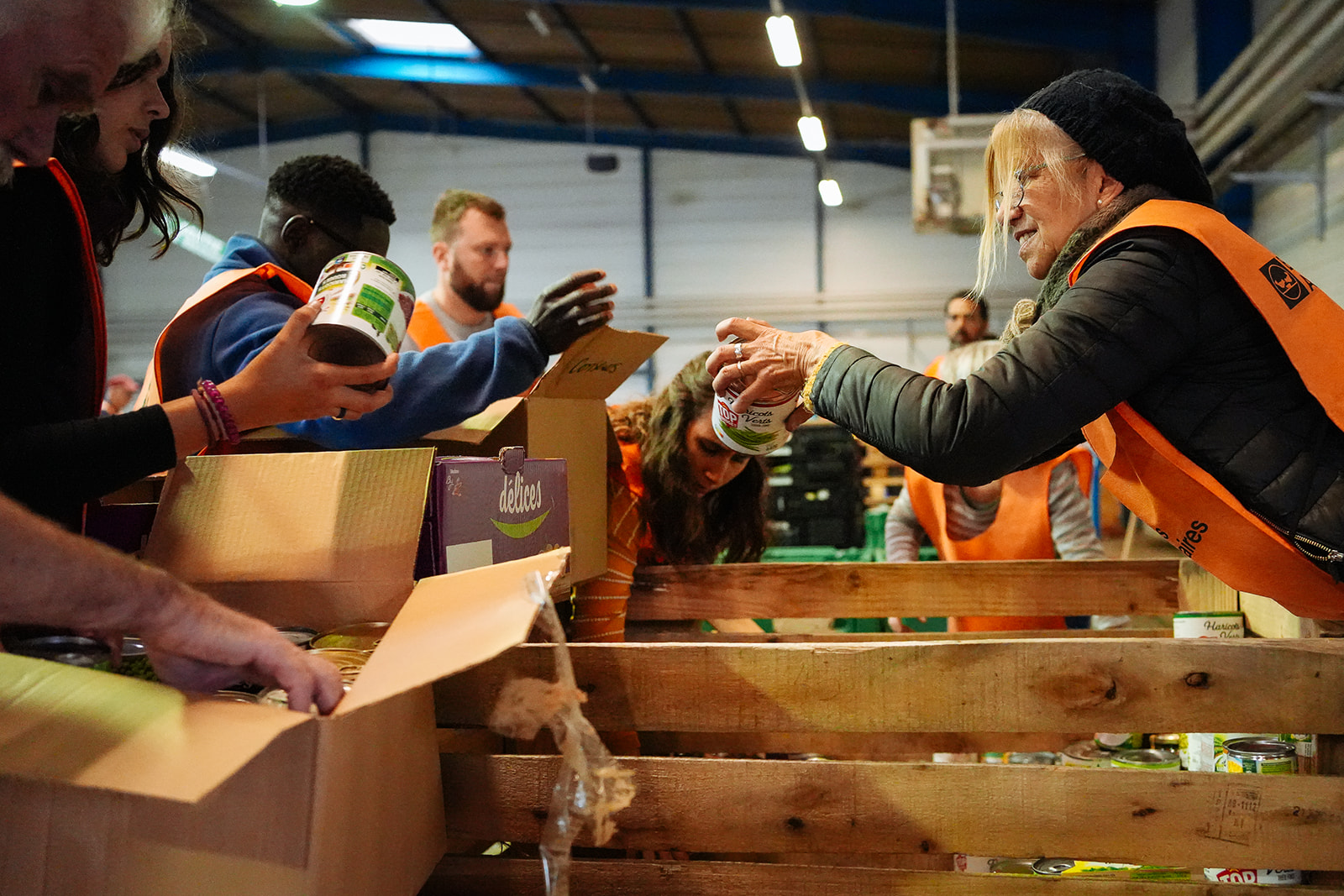 Bénévoles au centre de tri lors de la grande collecte 2022 de la banque alimentaire de toulouse bénévoles au centre de tri de la grande collecte de la banque alimentaire de toulouse