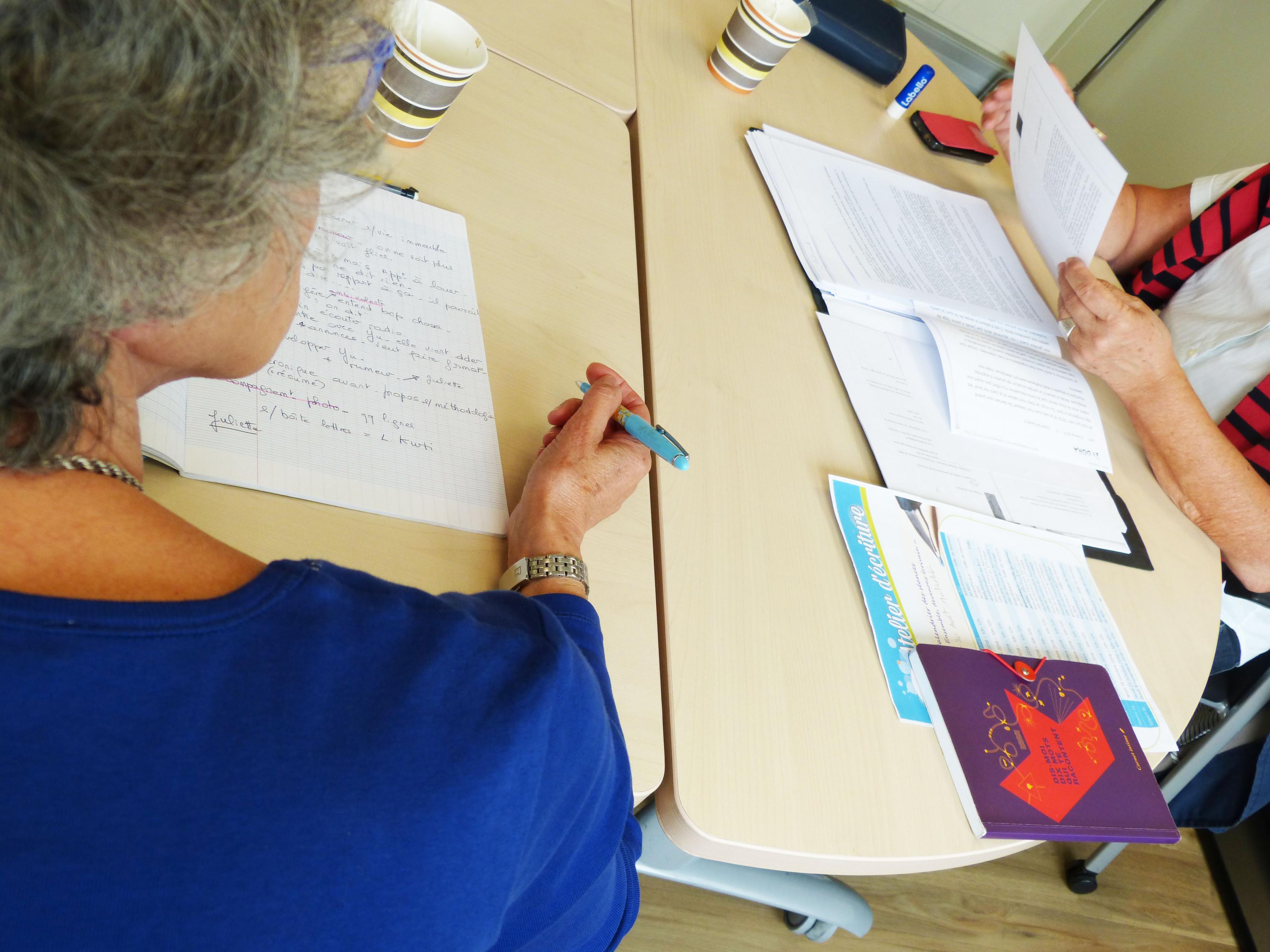 Senior participant à un atelier d'écriture