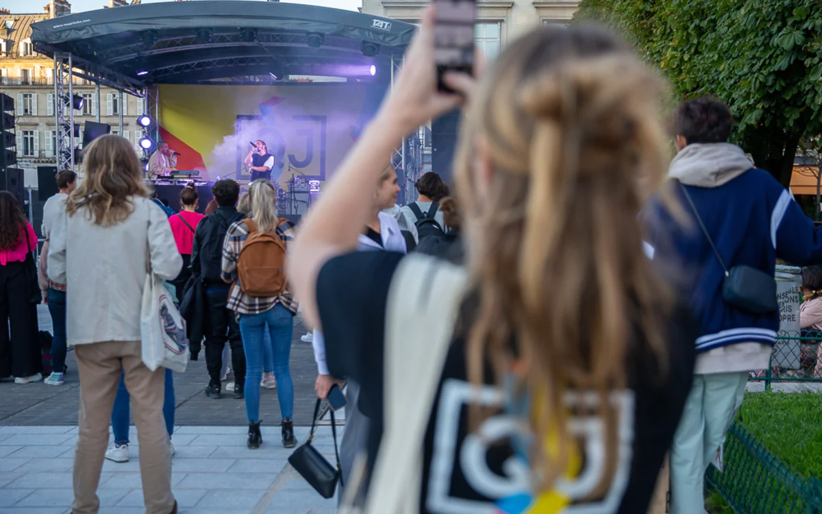 Photographie Événement Quartier Jeunes Jeunes dansant devant DJ set