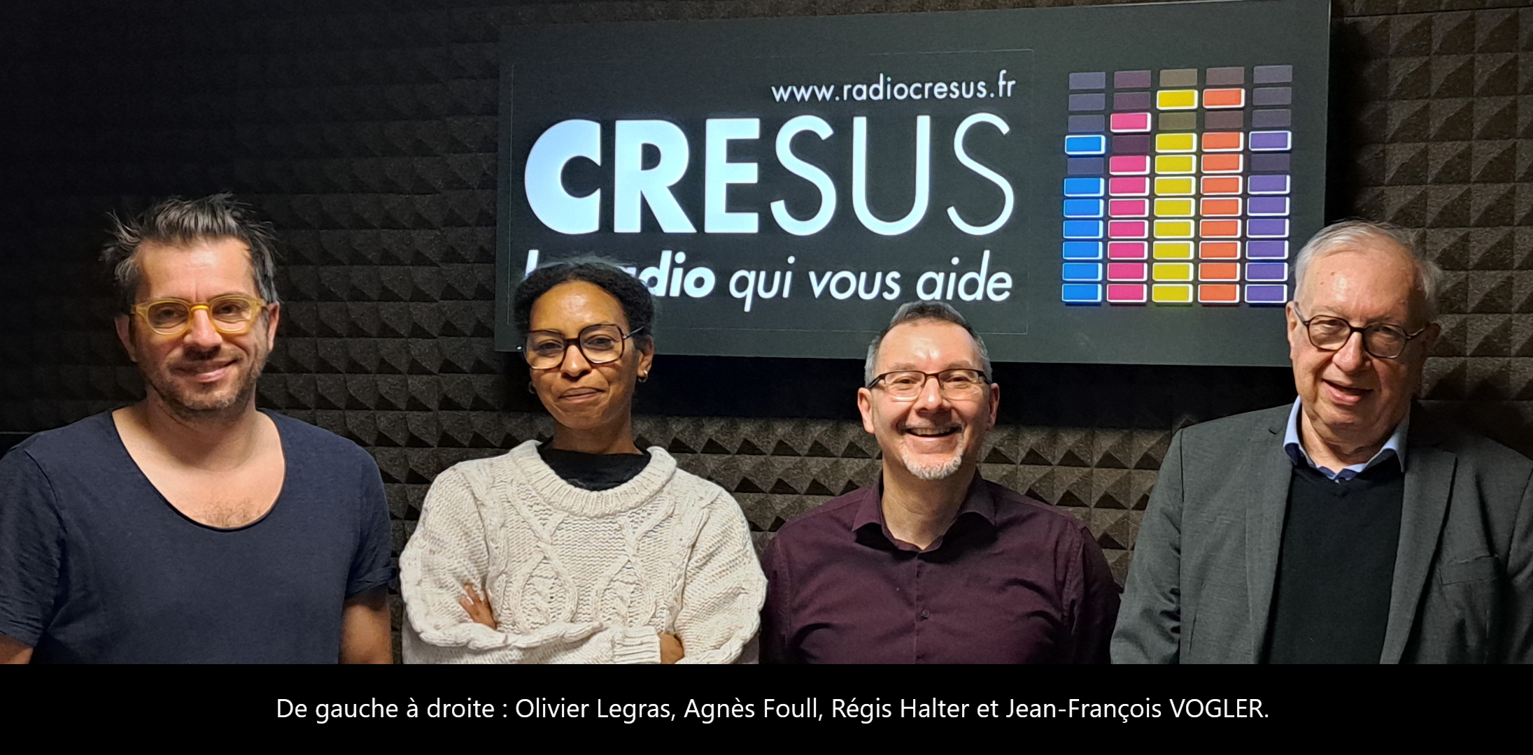 Photo de l'équipe de Radio Crésus et de son invitée du moment. Sur la photo de gauche à droite : Olivier Legras, Agnès Foull, Régis Halter et Jean-François VOGLER.