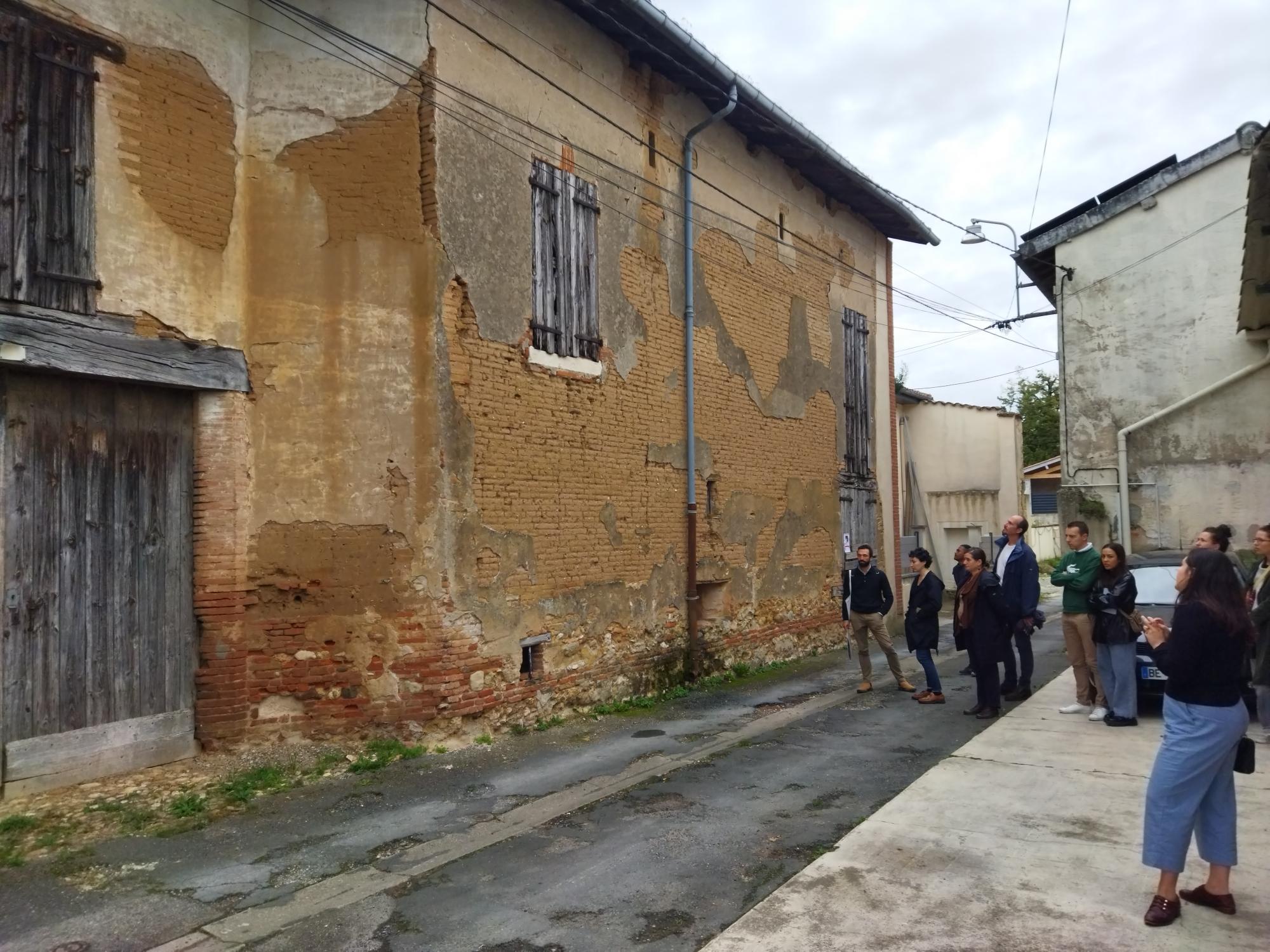 diagnostic du bâti ancien avec l'architecte de Tikaal formation pratique sur le site d'une maison ancienne