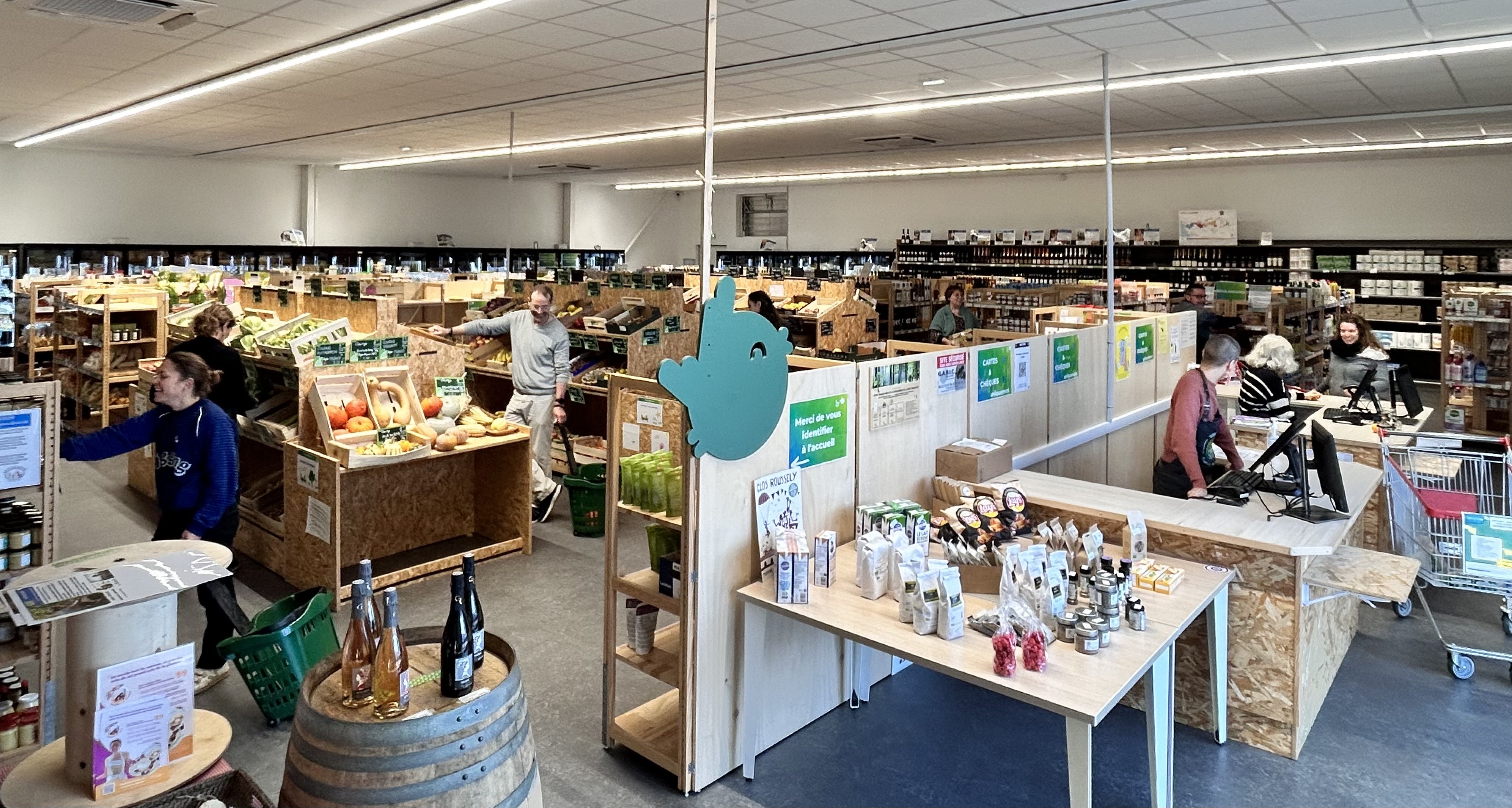 Vue du magasin et coopérateurs Vue du magasin et coopérateurs