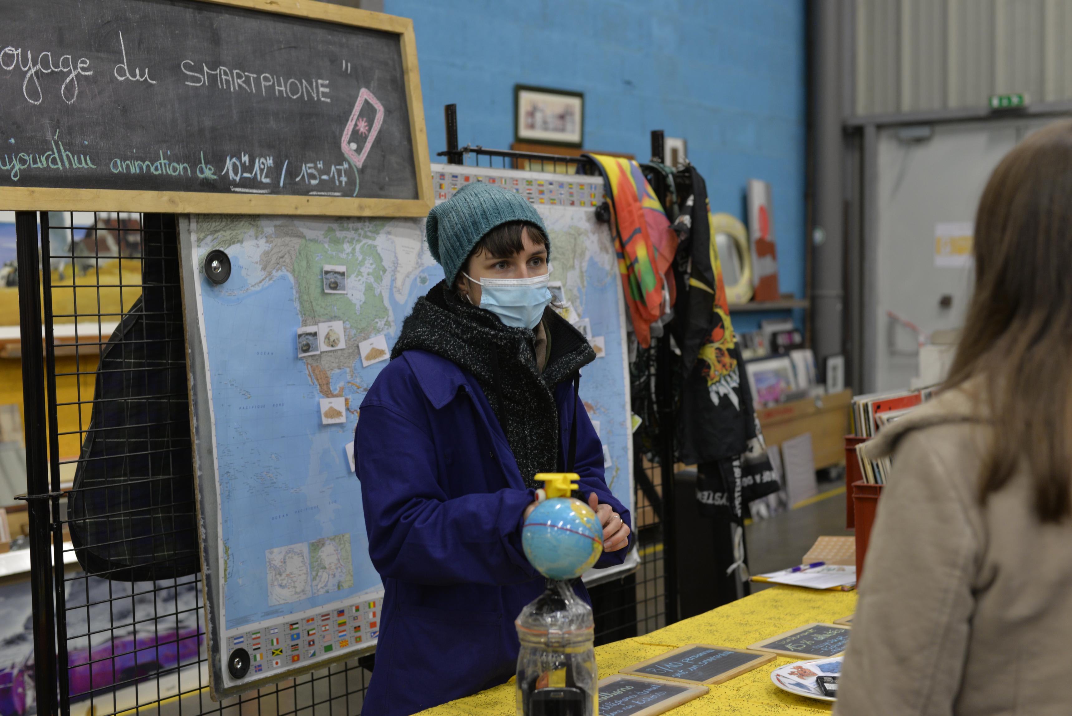 Stand de sensibilisation sur le cycle de vie d'un smartphone