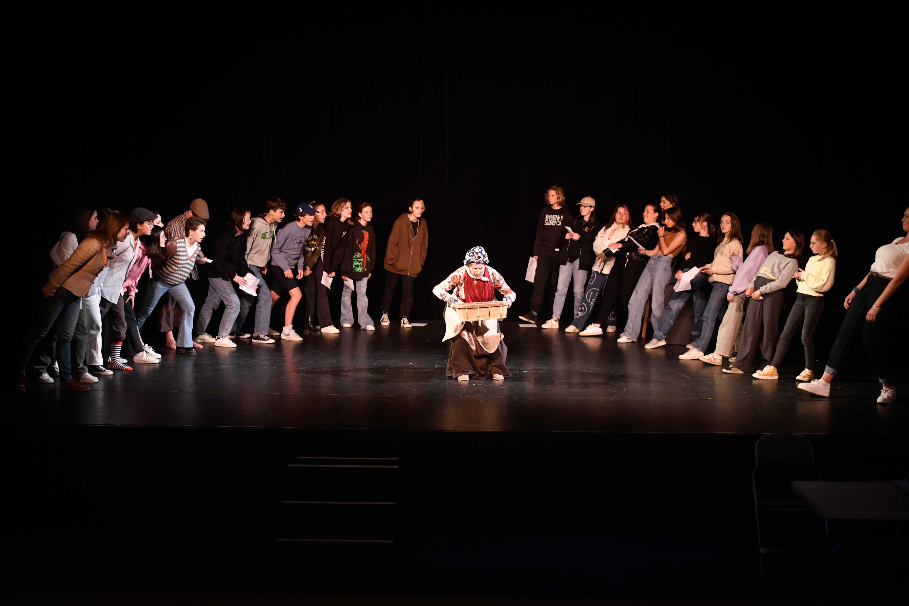 LE BAL DES VAURIENS Ce spectacle rappelle le sort des enfants et adolescents enfermes à la colonie pénitentiaire de Belle-Ile-en-mer durant la période 1900-1934.