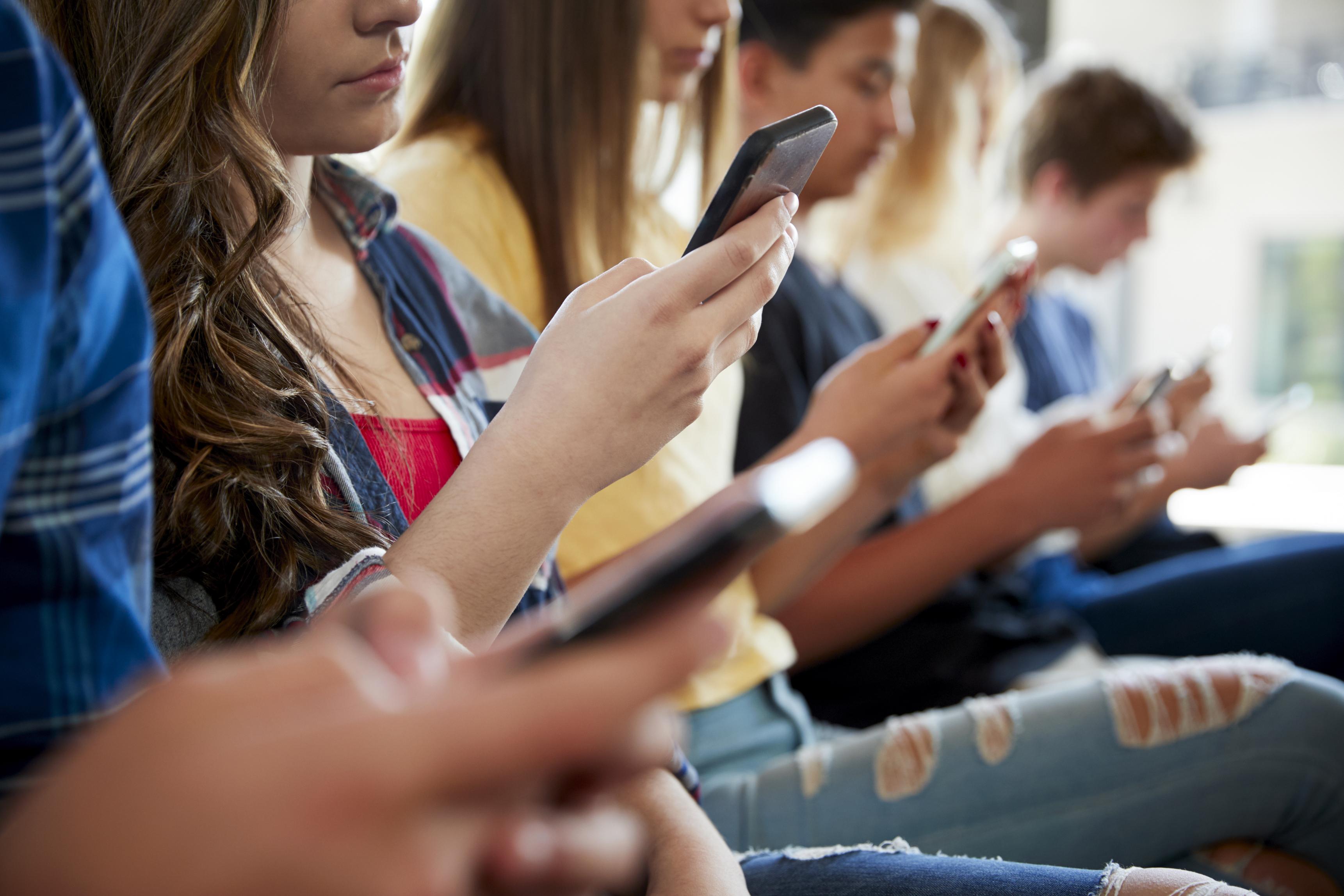 Adolescents qui regardent leur smartphone