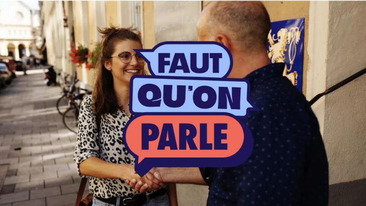 Faut qu'on parle Faut qu'on parle : une femme et un homme se serrent la main