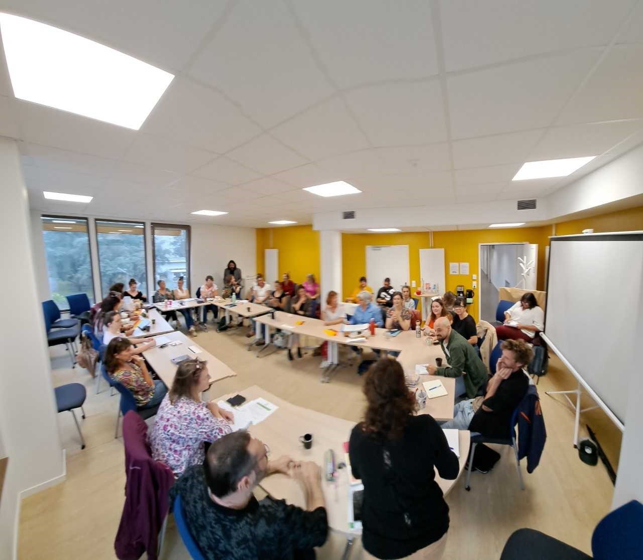 Entreprendre autrement photo groupe travail entrepreneurs