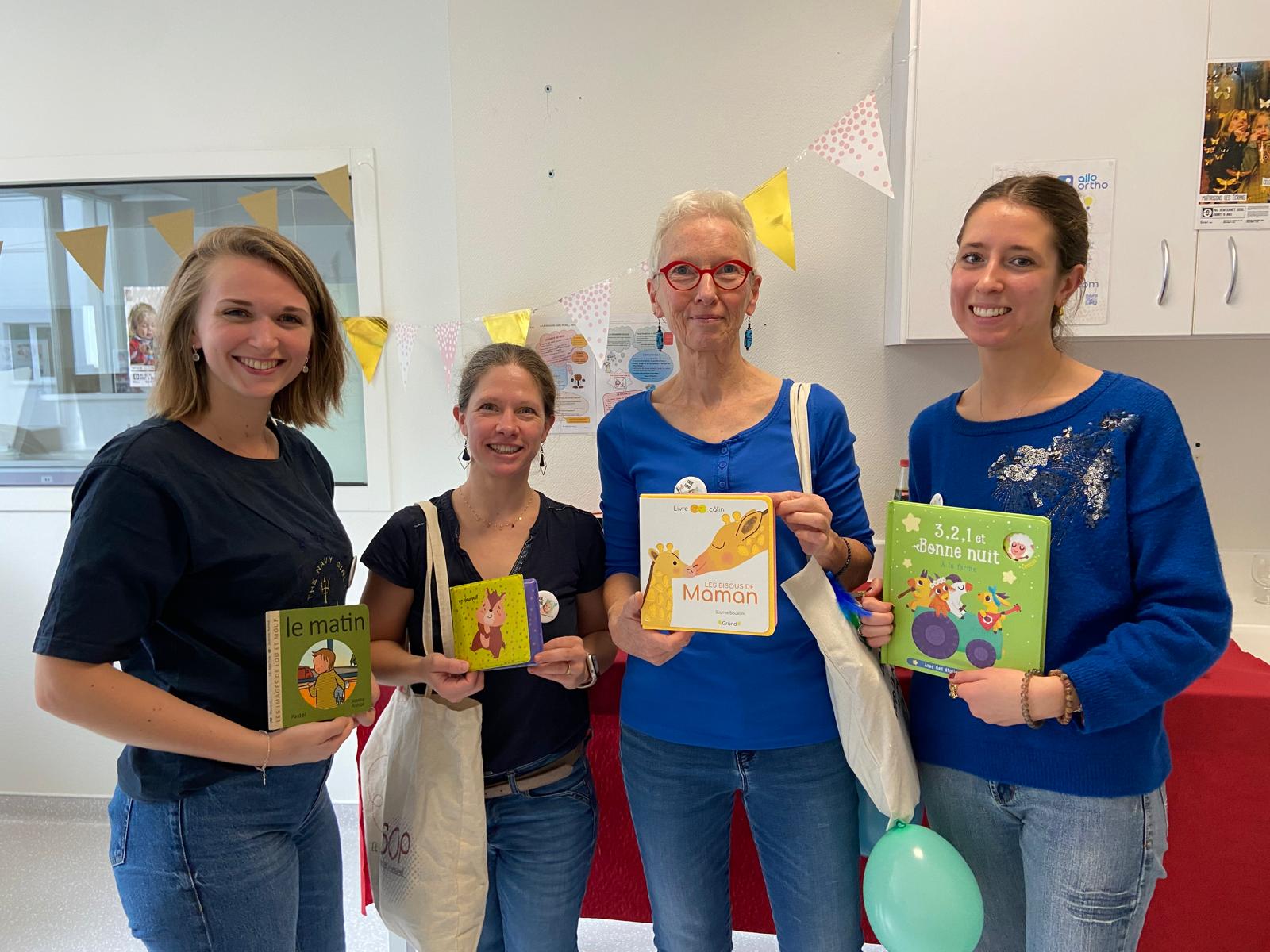 4 femmes orthophonistes tiennent chacunes un livre pour enfant