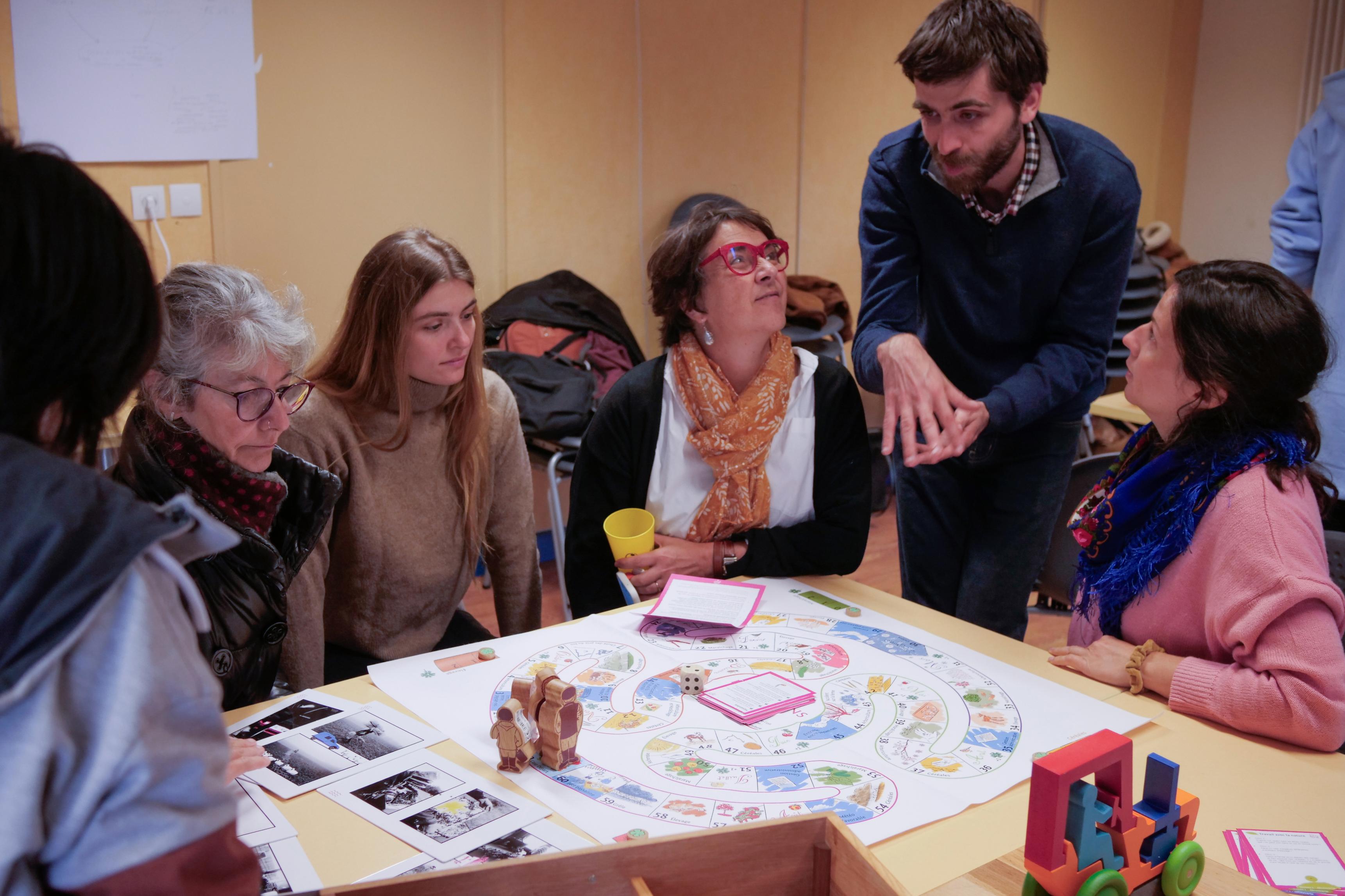 Photographie : Oriane Polack / Présentation de la Malle Paysanne / Rencontres 2024 de la coopérative Artéfacts Présentation de la Malle Paysanne / Rencontres 2024 de la coopérative Artéfacts