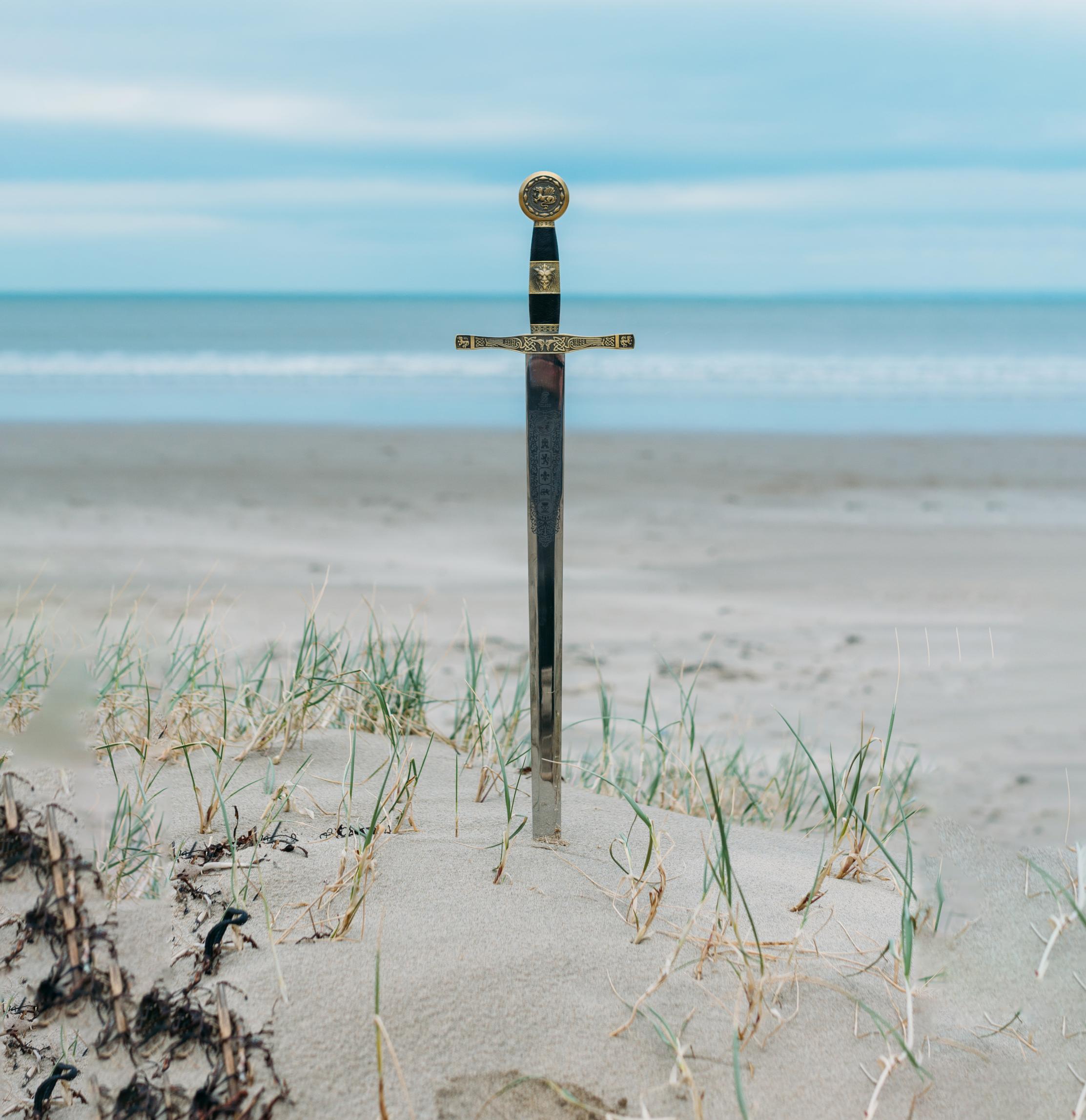 Excalibur plantée dans le sable prête à être empoignée