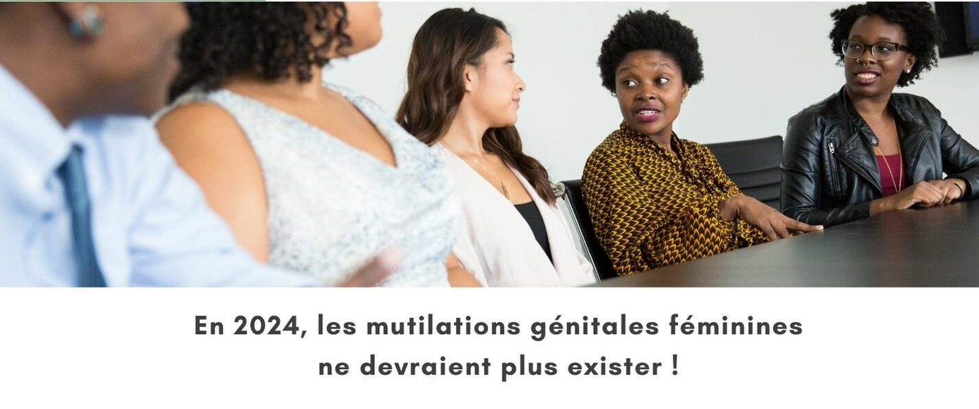 Des femmes et des hommes de toutes origines discutent autour d'une table.